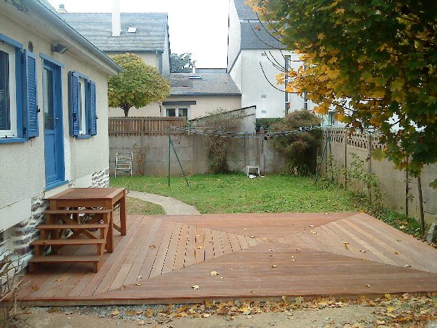 Terrasse sur lambourdes et escalier, raliss en bois exotique