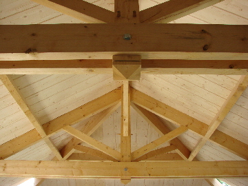 Charpente traditionnelle puis panneaux isolants Knauf de toiture avec finition intrieure en lambris, ralise par So Wood