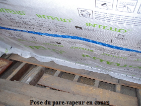 Pose en cours d'un pare-vapeur aprs isolation du rampant